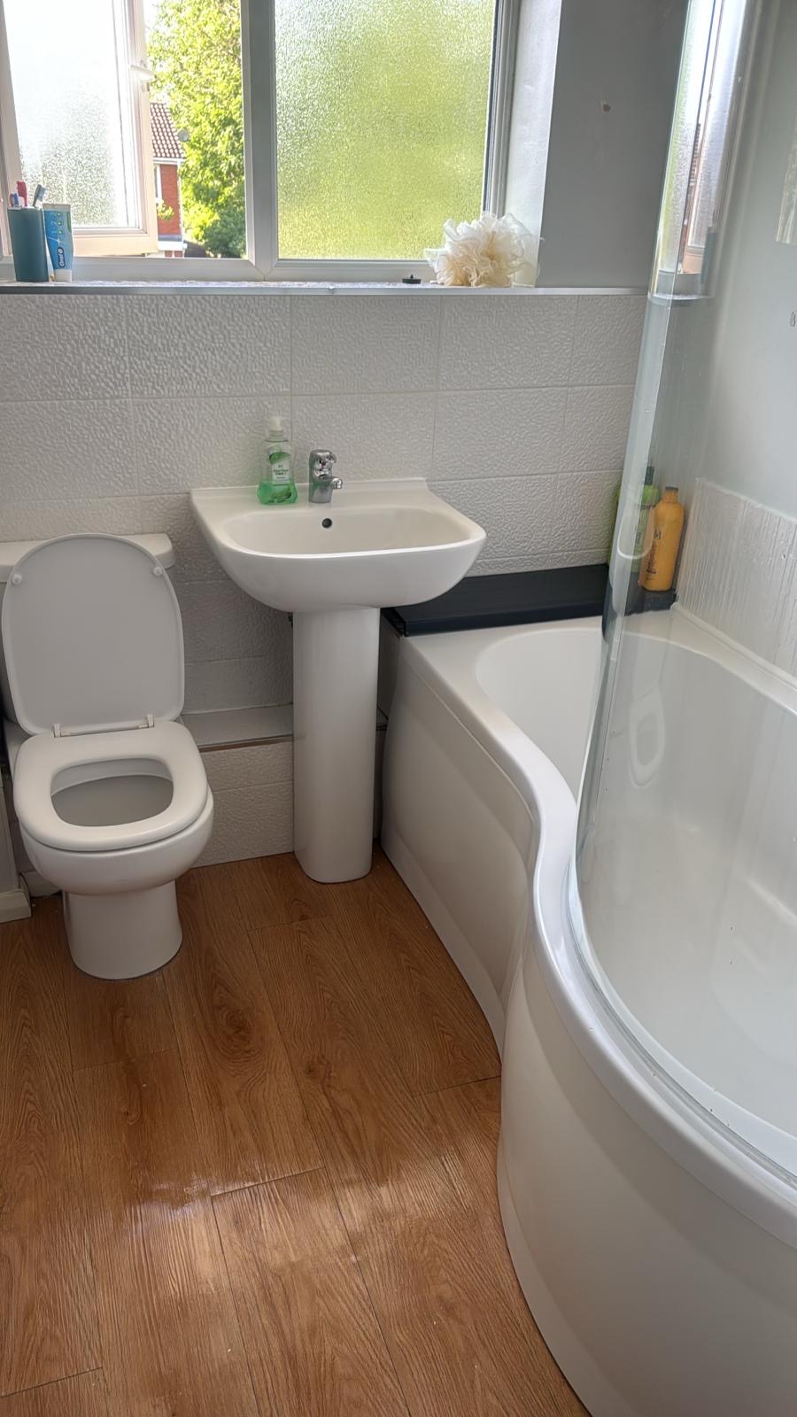 Before and after photo of a Wolverhampton bathroom deep clean — after