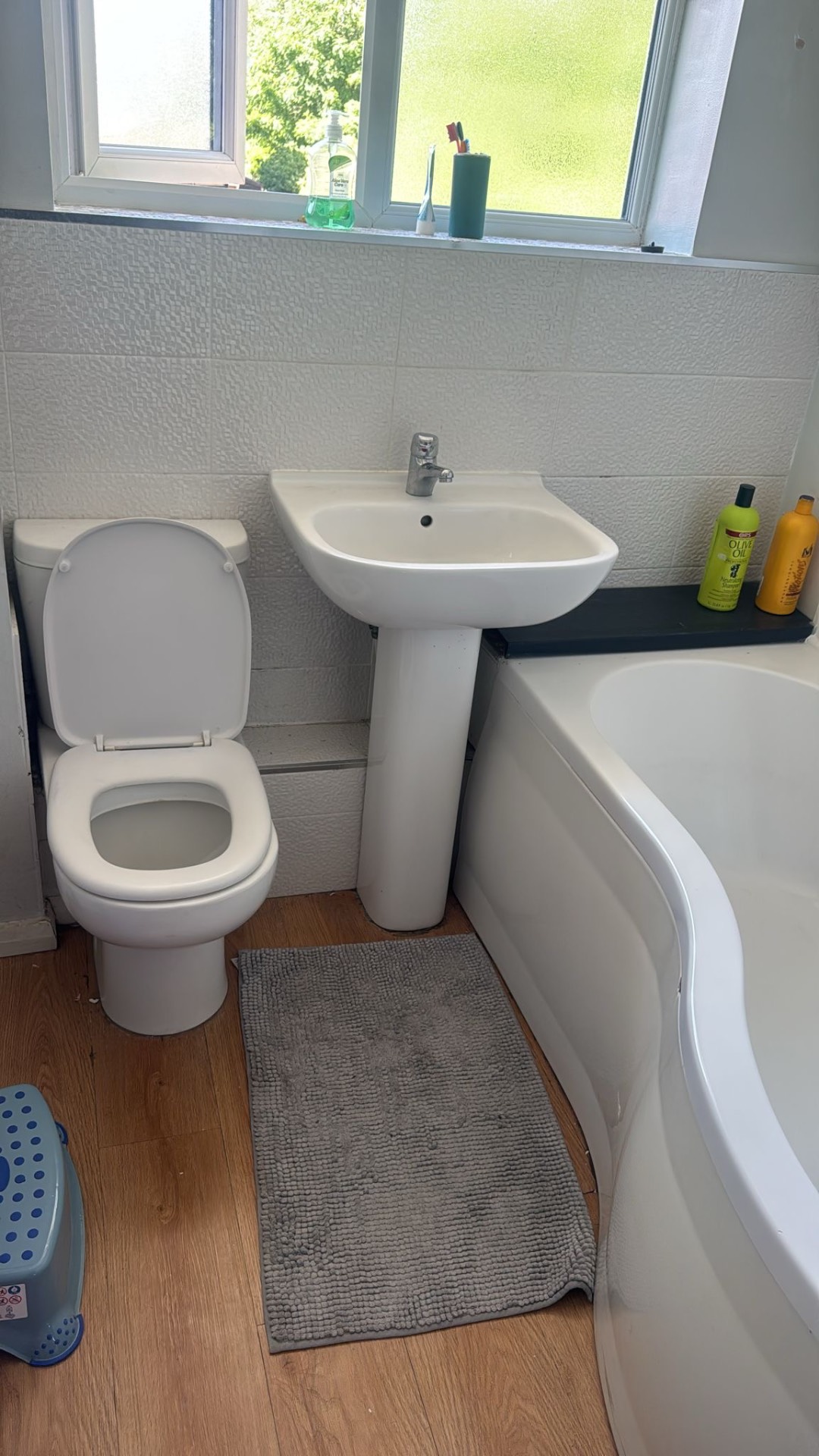 Before and after photo of a Wolverhampton bathroom deep clean — before