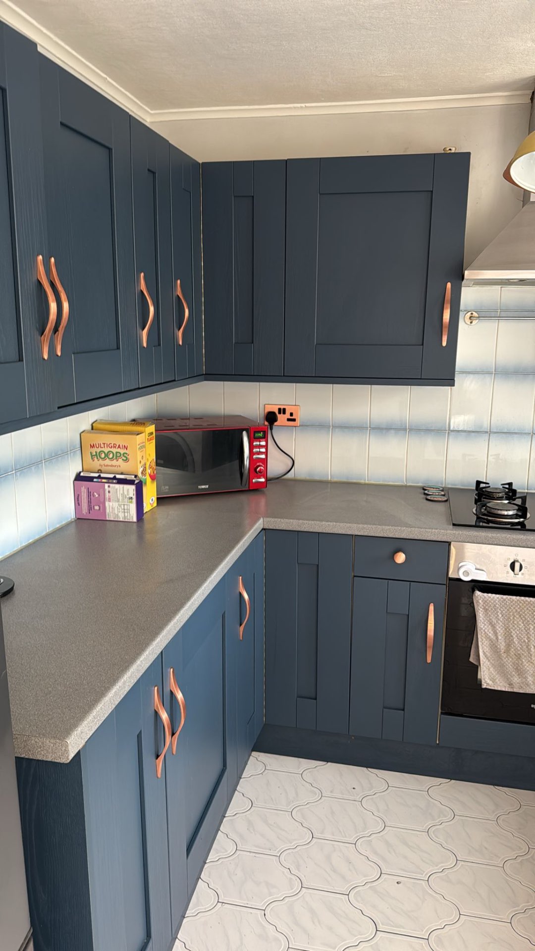 Before and after photo of a Wolverhampton kitchen deep clean — before